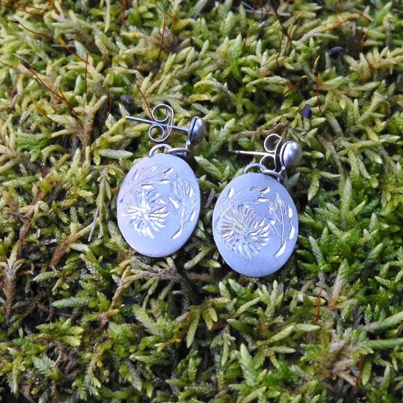 Nobska Craftsman Vintage Engraved Pewter Chrysanthemum Flower Earrings - Picture 3 of 9